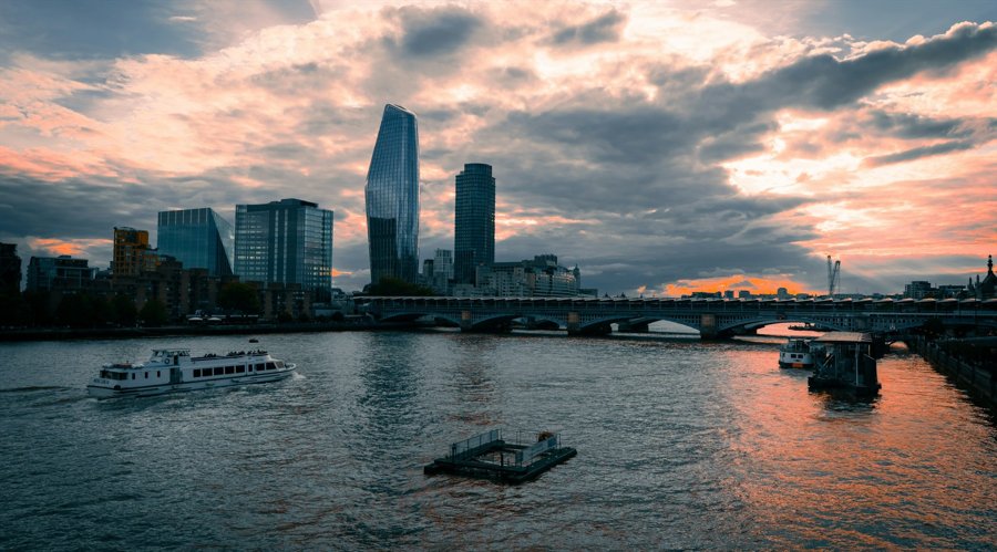 墨西哥比索飙升至盘中高点,受特朗普关税言论影响。