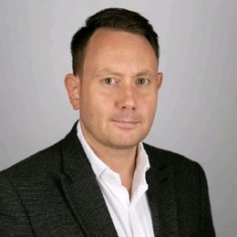 市场动态:特朗普总统将于周一晚些时候发布一项重要计划,台积电宣布将在未来四年内投资1,000亿美元于美国的芯片制造设施。根据最新市场反应,台积电的美国存托股票(ADR)下跌了3.3%,在过去五天内累计下跌幅度达到8.4%。